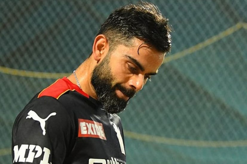 ৩৯। সংখ্যাটা যেন ওতপ্রোতভাবে জড়িয়ে রয়েছে বিরাট কোহলির নামের সঙ্গে। ৩৯-এর গেরো থেকে শেষ পর্যন্ত মুক্তি পেলেন না বিরাট কোহলি। সোমবার আরসিবি অধিনায়ক হিসাবে আইপিএলের শেষ ম্য়াচ খেলে ফেললেন বিরাট কোহলি। আর এদিনও ৩৯-এই আটকে থাকলেন কোহলি।