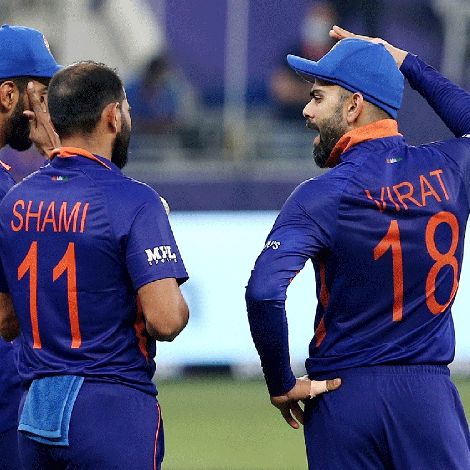 গতকাল অর্থাত্ শুক্রবার পর্যন্ত টি-২০ বিশ্বকাপে ১২টি ম্যাচের ১০টি জিতেছে পরে ব্যাটিং করা দল। অর্থাত্ প্রথমে ফিল্ডিং করলে যে কোনও দল বাড়তি সুবিধা পাচ্ছে। আবুধাবি, শারজাহ, দুবাইয়ে শিশির যেন বড় ফ্যাক্টর হয়ে দাঁড়িয়েছে।