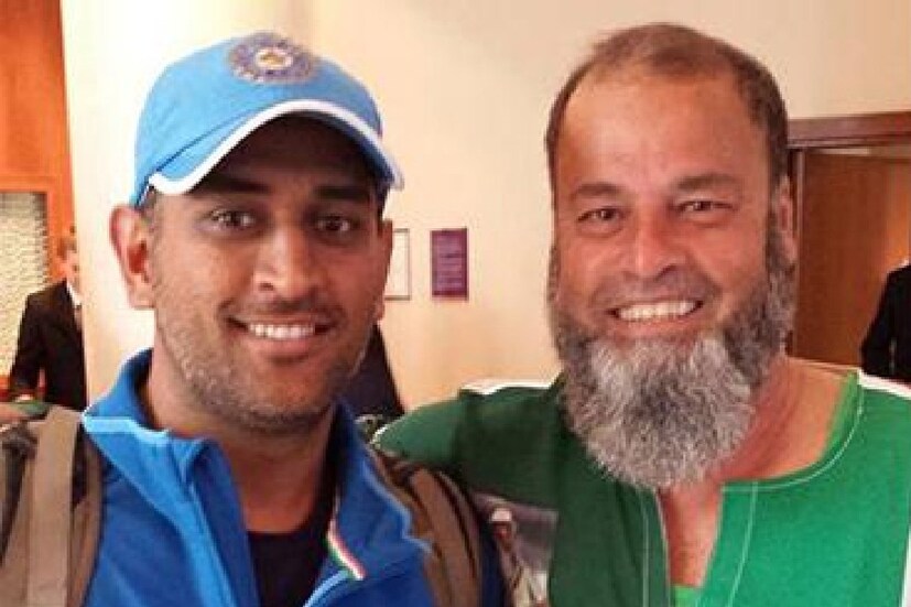 পাকিস্তানি বংশোদ্ভুত বশির চাচা থাকেন মার্কিন যুক্তরাষ্ট্রে। ধোনি এখন ভারতীয় দলের মেন্টর। অর্থাত্, মাঠে এলেই তিনি ধোনিকে আবার দেখতে পাবেন, কথা বলতে পারবেন। তাই চলে এসেছেন দুবাইতে। আজ ভারত-পাকিস্তান মহাম্যাচে বশির চাচা থাকবেন গ্যালারিতে। ঠিক আগের মতোই।