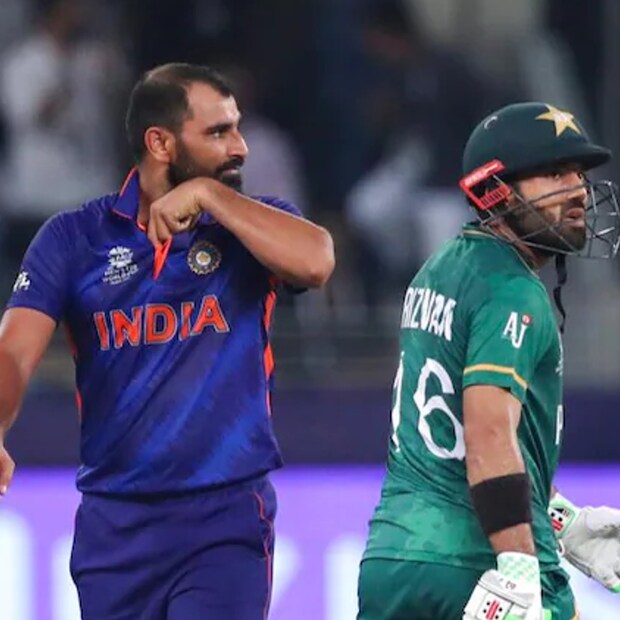 পাকিস্তানের বিরুদ্ধে শামি ৩.৫ ওভারে ৪৩ রান দিয়েছিলেন। শামিকে একবারের জন্যও পুরনো ছন্দে পাওয়া যায়নি। আর তাতেই চটেছেন অনেকে। 