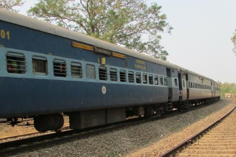 IRCTC-র নিয়ম অনুযায়ী, আপনি যাত্রার কতক্ষণ আগে টিকিট ক্যানসেল করছেন, তার উপর নির্ভর করছে চার্জ। তবে চার্জ তৈরি হওয়ার পর টিকিট ক্যানসেল করলে চার্জ একেবারেই আলাদা।