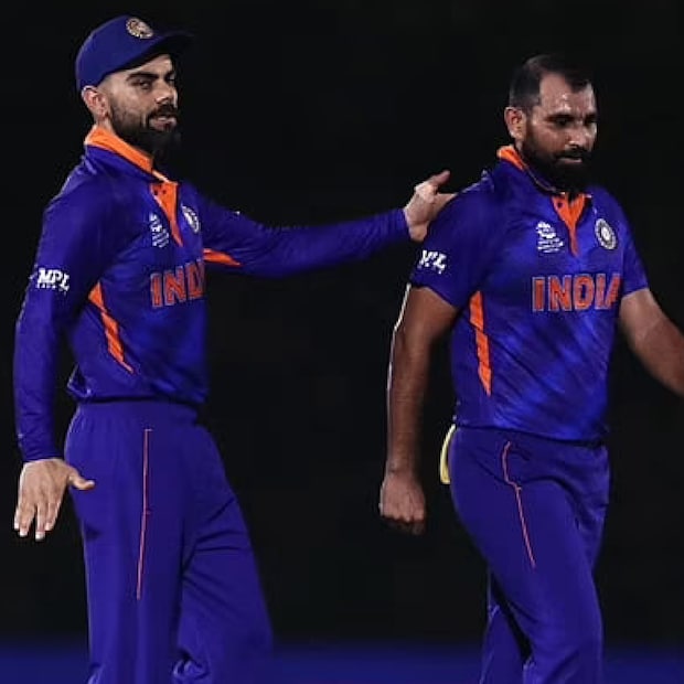 শামির দেশপ্রেম নিয়ে প্রশ্ন তুলে দিয়েছেন অনেকে। অথচ তারা ভুলে গিয়েছেন, তাঁর ১৪ মাসের মেয়ে যখন মৃত্যুর সঙ্গে পাঞ্জা লড়ছিল, সেই সময় শামি ৬ উইকেট তুলে ভারতীয় দলকে জিতিয়েছিলেন। সেই শামিকে এখন দেশদ্রোহী, গদ্দার শব্দগুলি শুনতে হচ্ছে।