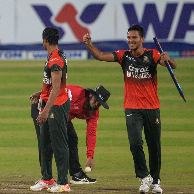 বাংলাদেশের মতো নামিবিয়াও পরের বিশ্বকাপে সরাসরি খেলার ছাড়পত্র পেল। এবার টি-২০ বিশ্বকাপে সুপার টুয়েলভে খেলার যোগ্যতা অর্জন করে অনেককেই চমকে দিয়েছিল নামিবিয়া। এবার প্রথম রাউন্ড পেরনো প্রতিটি দলেই পরেরবার বিশ্বকাপে সরাসরি খেলবে।