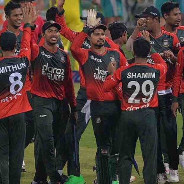 আইসিসি বিজ্ঞপ্তিতে জানিয়েছে, পরের টি-২০ বিশ্বকাপ হবে ১৬টি দলের। এবার বিশ্বকাপের চ্যাম্পিয়ন ও রানার্স দল সরাসরি পরের বিশ্বকাপের সুপার টুয়েলভে খেলতে পারবে। তবে বাকিরা প্রথম রাউন্ড খেলতে নামবে।