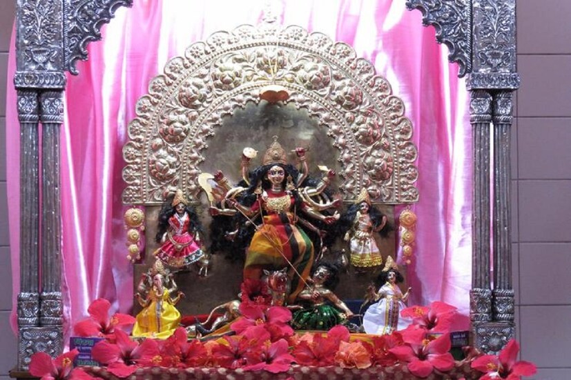 ঢাকেশ্বরী মন্দিরের পুজো: বাংলাদেশের প্রাচীনতম মন্দিরগুলোর মধ্যে একটি হল এই ঢাকেশ্বরী মন্দির। প্রচলিত লোককথা হল, রাজা বল্লাল সেন বুড়িগঙ্গা নদীর ধারে জঙ্গলে একটি দূর্গা মূর্তি খুঁজে পেয়েছিলেন। তার পরই তিনি সেই মূর্তি স্থাপন করে দুর্গাপুজোর প্রচলন করেন। সেই থেকেই এই মন্দির নাকি ঢাকেশ্বরী মন্দির নামে পরিচিত। অনেকেই বলে থাকেন, এই মন্দিরের নাম অনুসারেই রাজধানী ঢাকার নামকরণ করা হয়েছিল। 