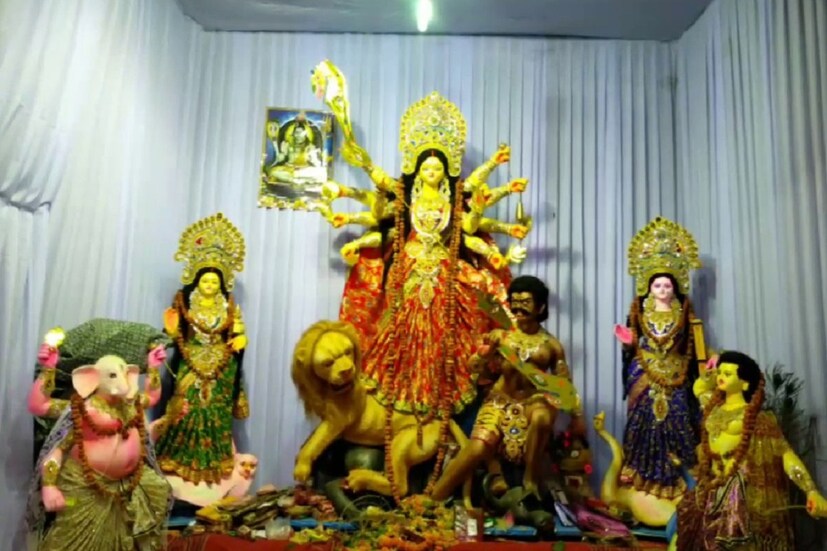 শাখারি বাজারের দুর্গাপুজো: ঢাকার দুর্গাপুজোর কথা উঠলেই চলে আসে রাজধানীর পুজোর অন্যতম মূল আকর্ষণ শাখারি বাজারের দুর্গাপুজো। এই বাজারে শাখা, পলা সহ বিভিন্ন জিনিসপত্রের দোকান রয়েছে। চমক হল, এই শাখারি বাজারে এখন মোট ৯টি পুজো হয়। আর প্রতিটি পুজো কম করে ৪০-৫০ বছরের বেশি পুরনো। দর্শকদের ভিড়ও থাকে চোখে পড়ার মতো। 