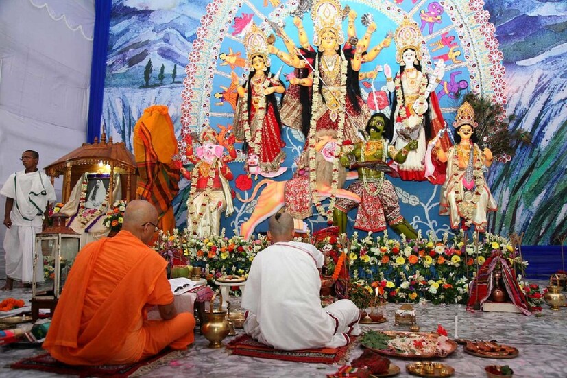 ঢাকার রামকৃষ্ণ আশ্রমের পুজো: ১৮৯৯ সালে ঢাকায় প্রতিষ্ঠিত হয়েছিল রামকৃষ্ণ আশ্রম। এই পুজোর অন্যতম মূল আকর্ষণ কুমারী পুজো। অষ্টমীতে কুমারী পুজা দেখার জন্য গোটা বাংলাদেশের বিভিন্ন প্রান্ত থেকে মানুষ আসেন এখানে। সমস্ত ঐতিহ্য মেনে সম্পন্ন হয় পুজো। 