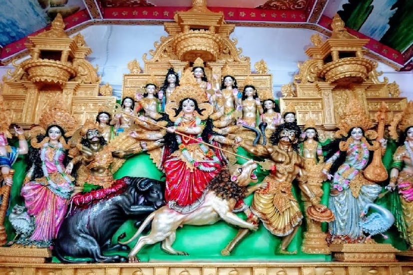 শিকদার বাড়ির দুর্গাপুজো: বাংলাদেশের দুর্গাপুজোগুলির মধ্যে অন্যতম হল শিকদার বাড়ির দুর্গাপুজো। বাগেরহাট জেলার লিটন শিকদার নামে এক ব্যবসায়ীর উদ্যোগে ২০১০ থেকে শুরু হয়েছে এই দুর্গাপুজো। বর্তমানে শিকদার বাড়ির দুর্গাপুজো বাংলাদেশের অন্যতম সেরা পুজোগুলোর একটি বলে ধরা হয়। এই পুজোর বিশেষত্ব হল, বাংলাদেশে সাধারণত খুব এখটা থিম নির্ভর পুজো মণ্ডপ না হলেও শিকদার বাড়িতে থিম পুজো দেখা যায়। মণ্ডপে ফুটিয়ে তোলা হয় নানা পৌরাণিক কাহিনি। 