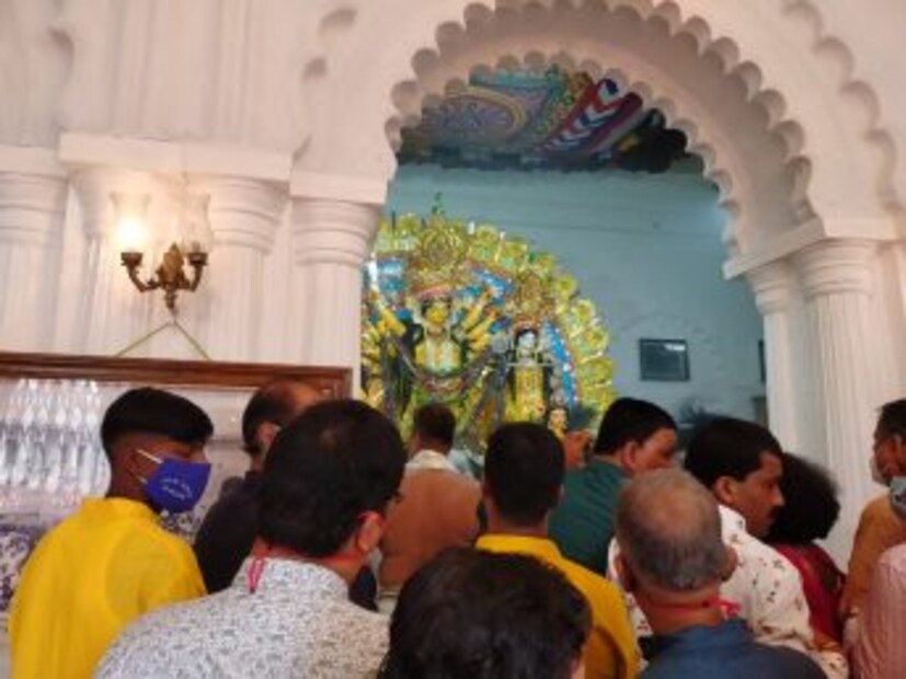তবে গত বছর যেমন কাউকেই সেভাবে প্রবেশ করতে দেওয়া না হয়নি, এ বারে প্রবেশের ক্ষেত্রে নিষেধাজ্ঞা নেই। তবে দালানের আগে পর্যন্ত দর্শকদের যেতে দেওয়া হচ্ছে। (ছবি: অরুণিমা দে।)