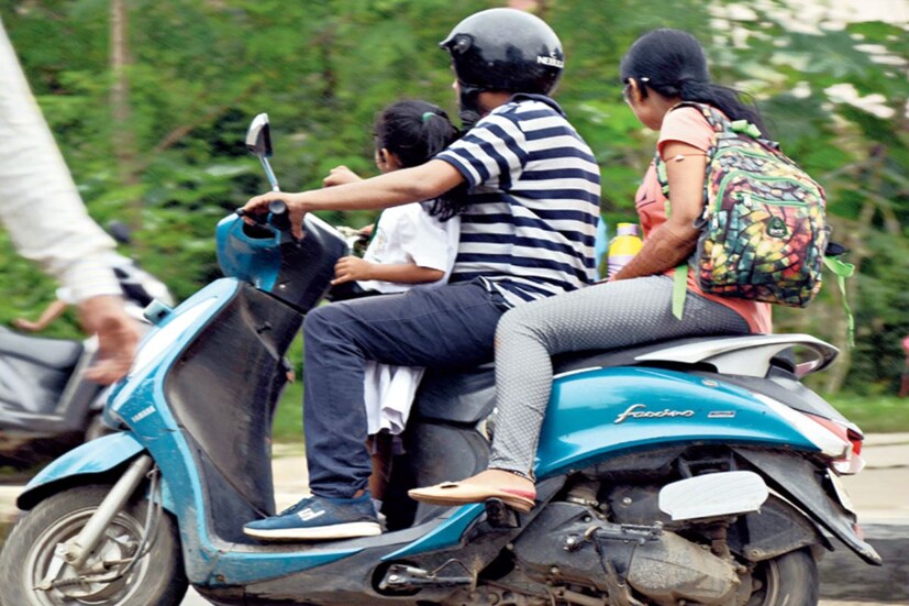 আজকাল রাস্তায় যানজট এড়াতে গাড়ি থাকলেও বাইকেই ভরসা করছেন অনেকে। আর মধ্যবিত্ত জীবনে বাইকের জুড়ি মেলা ভার। বাচ্চাদের স্কুল পৌঁছনো থেকে নিজেদের অফিস কাছারি। বাইকেই দিন দিন ভরসা বাড়ছে সাধারণ মানুষের। কিন্তু বাইক পথে বাড়ার সঙ্গে সঙ্গে বেড়েছে বেনিয়মও। সেইসব বেনিয়মকে ঠিক পথে চালিত করতে কঠোর মনোভাব সরকারের।