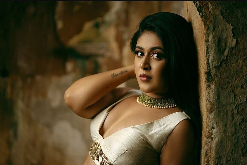 ব্রেস্টের ঘনত্ব যাঁদের ব্রেস্টের ঘনত্ব বেশি তাঁদের ক্ষেত্রে ব্রেস্টে তুলনামূলক বেশি ফাইব্রোস কোষ থাকে। এবং কম ফ্যাট তাঁদের ব্রেস্টে থাকায় ঝুঁকি কিছুটা বেশি। যে ব্রেস্টের ঘনত্ব বেশি সেক্ষেত্রে ক্যান্সার কোষগুলিকে চিহ্নিত করতেও বেশ সমস্যা হয়। Photo- Representative 