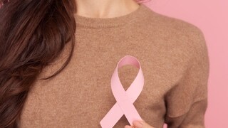 ক্যানসার যত দ্রুত ধরা পড়ে তত তার চিকিৎসার বেশি পথ খোলা থাকে। এই রোগের আভাস তাই আগে পাওয়া জরুরি। বিশেষ করে যাদের পরিবারের কেউ ক্যানসারে আক্রান্ত হয়েছেন তাঁদের বেশি সতর্ক থাকা উচিত। 