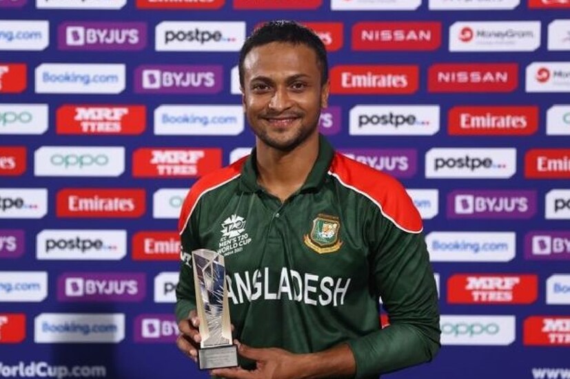 টি-২০ বিশ্বকাপে বাংলাদেশের পারফরম্যান্স এবার একেবারেই ভাল নয়। শ্রীলঙ্কার পর ইংল্যান্ডের বিরুদ্ধেও হার। তবে দলের অক নম্বর তারকা সাকিব আল হাসানের পারফরম্যান্সে কোনও খামতি নেই। তাই তিনি আরও একবার বিশ্বসেরা হলেন।