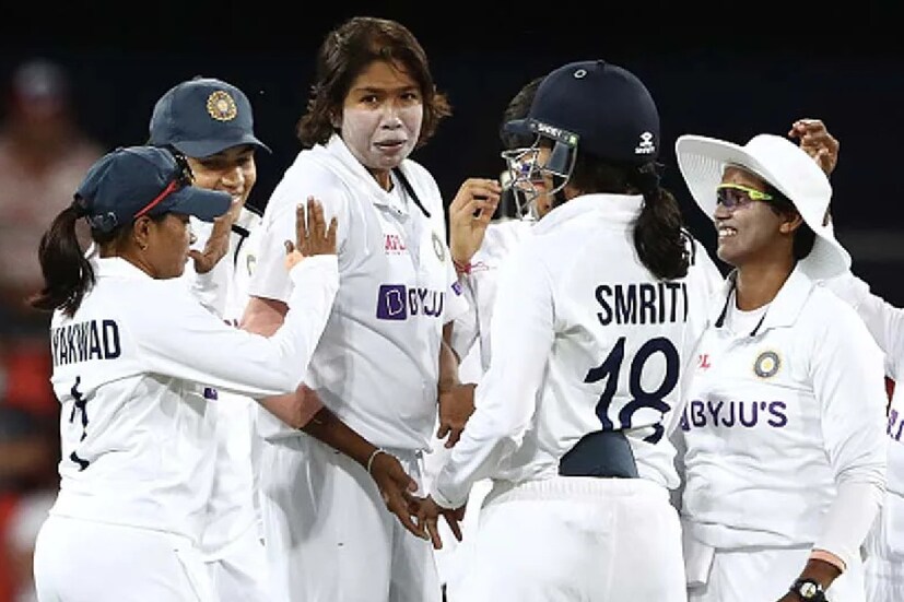 বৃষ্টি বাধা হয়ে না দাঁড়ালে ঝুলন গোস্বামী, মিতালি রাজরা ইতিহাস লিখে ফেলতেন। অস্ট্রেলিয়ার বিরুদ্ধে শুরু থেকে দাপট নিয়ে খেললেন ভারচতের মেয়েরা। কিন্তু প্রথম দুদিন বৃষ্টির জন্য অনেকটা সময় নষ্ট হয়েছে। ফলে মেয়েদের ক্রিকেটে গোলাপী বলের প্রথম টেস্ট ম্যাচ ড্র-তেই শেষ হল।