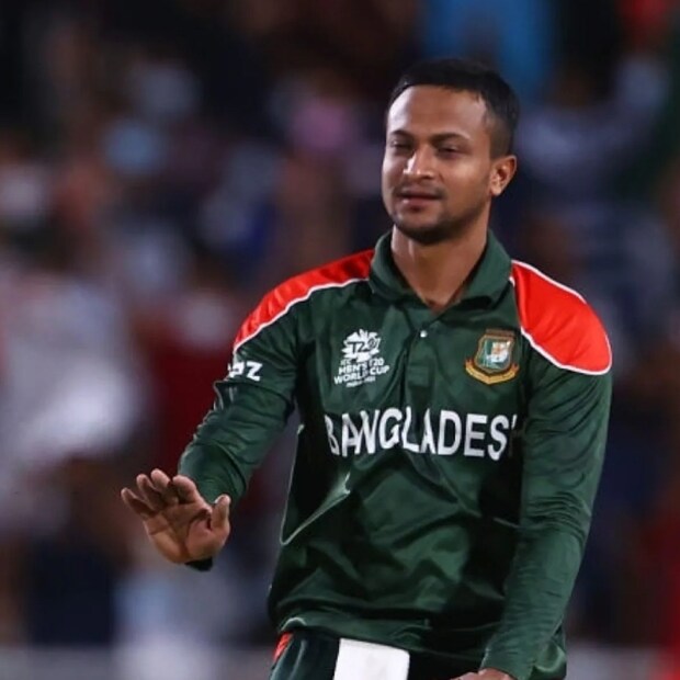 আফগানিস্তানের মহম্মদ নবিকে টপকে আরও একবার এক নম্বর জায়গার দখল নিলেন সাকিব। চলতি টি-২০ বিশ্বকাপে ব্যাটে-বলে দুরন্ত পারফর্ম করেছেন সাকিব।