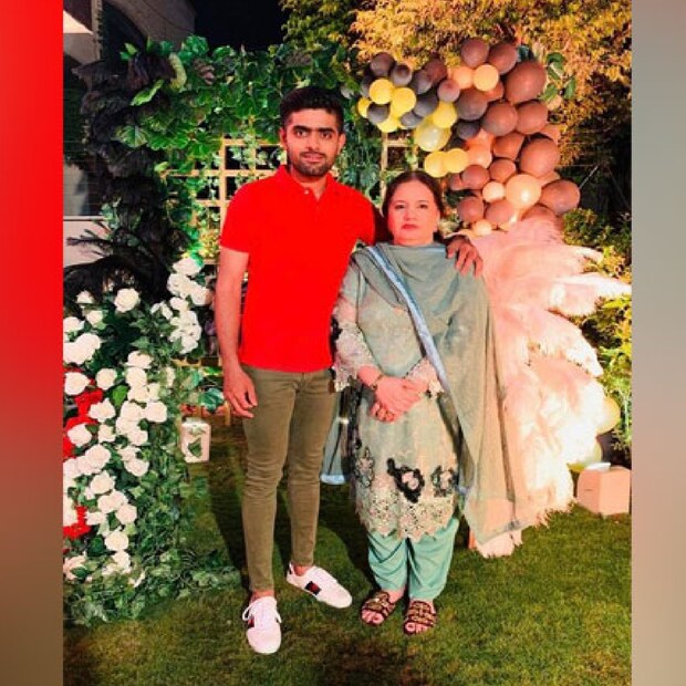ভারত বনাম পাকিস্তান ম্যাচ দেখথে দুবাই ইন্টারন্যাশনাল স্টেডিয়ামে ছিলেন বাবরের বাবা আজম সিদ্দিকী। তিনিই পরে জানান, তাঁর স্ত্রী অসুস্থ হে হাসপাতালে ভর্তি ছিলেন। ফলে বাবরকে মানসিক চাপ নিয়ে ভারতের বিরুদ্ধে খেলতে হয়েছিল।