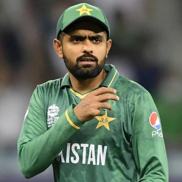 বাবরের বাবা আরও জানান, তিনি ভারত-পাকিস্তান ম্যাচ দেখতে দুবাইয়ে আসতে চাননি। বাবর যাতে দুর্বল না হয়ে পড়েন তাই তিনি গ্যালারিতে ছিলেন। তবে তিনি এটাও জানান, বাবরের মা এখন আগের থেকে অনেকটাই সুস্থ আছেন।