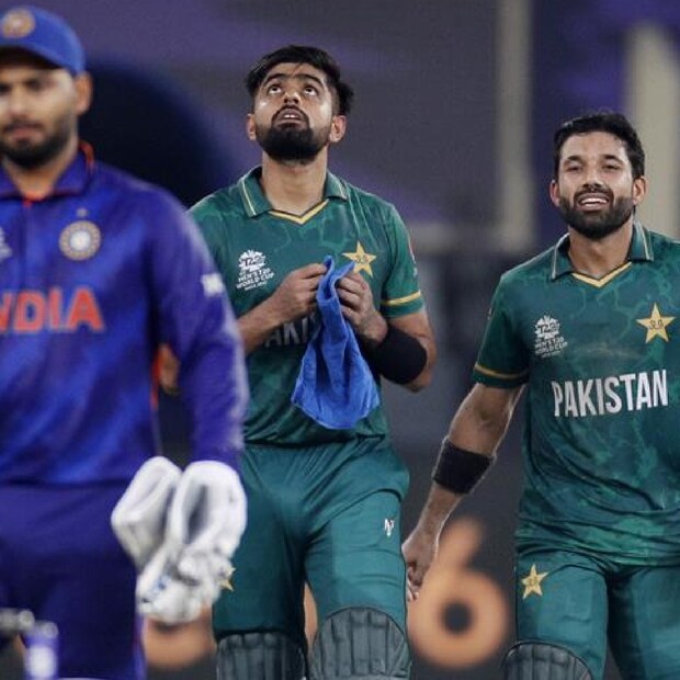 আজম সিদ্দিকী আরও জানান, জাতীয় দলের ক্রিকেটারদের ব্যক্তিগত সমস্যা সরিয়ে রেখে দেশের হয়ে খেলতে নামতে হয়। তাই তাঁদের আক্রমণ করার আগে বিবেচনা করা উচিত। ক্রিকেটাররা অনেক রকম পরিস্থিতি সামলে তবে দেশের জার্সি গায়ে মাঠে নামেন।