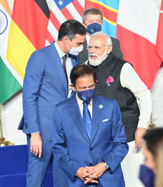 এর আগে ১৯৯৯ সালে অটলবিহারী বাজপেয়ী প্রধানমন্ত্রী থাকাকালীন পোপ জন পল ২ ভারতে এসেছিলেন। ফের মোদির সময়ে পোপকে আমন্ত্রণ জানিয়ে সেকথাই মনে করিয়ে দিয়েছেন তিনি। 