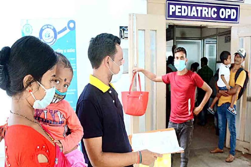 ছোট ছোট শিশুদের শরীরটা যেন জ্বরে পুড়ে যাচ্ছে, হাঁপরের মতো উঠছে-নামছে একরত্তিদের বুক। বিফলে যাচ্ছে চিকিৎসকদের সব চেষ্টা। উত্তরবঙ্গে নাগাড়ে বাড়ছে শিশুমৃত্যুর সংখ্যা। 