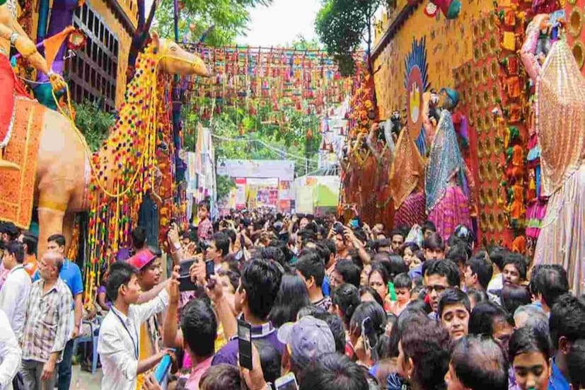 করোনাকে বাগে রাখতে পুজোর সময়ও একাধিক বিধিনিষেধ জারি ছিল বঙ্গে। মণ্ডপে প্রবেশের অনুমতি পাননি আমজনতা। তা সত্ত্বেও পুজো পরবর্তী কোভিড গ্রাফ চিন্তা বাড়াচ্ছে রাজ্যবাসীর। তবে গত ২৪ ঘণ্টায় রাজ্যে কমেছে দৈনিক মৃত্যু। একদিনে করোনার বলি হয়েছেন রাজ্যের ১০ জন।