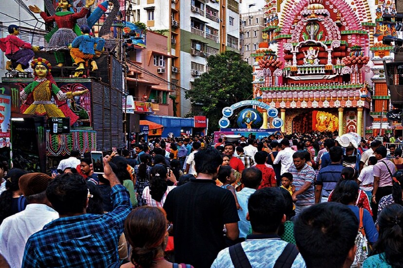 বুধবার রাজ্য স্বাস্থ্য দফতরের বুলেটিন অনুযায়ী, সপ্তমী থেকে অষ্টমী-এই ২৪ ঘণ্টায় নতুন করে রাজ্যে করোনায় আক্রান্ত হয়েছেন ৭৭১ জন। এই সময়ের মধ্যে করোনার কারণে মৃত্যু হয়েছে ১১ জনের। তবে, এরই মধ্যে আশঙ্কার চিত্র দেখা দিয়েছে কলকাতা ও উত্তর ২৪ পরগনাকে ঘিরে। 