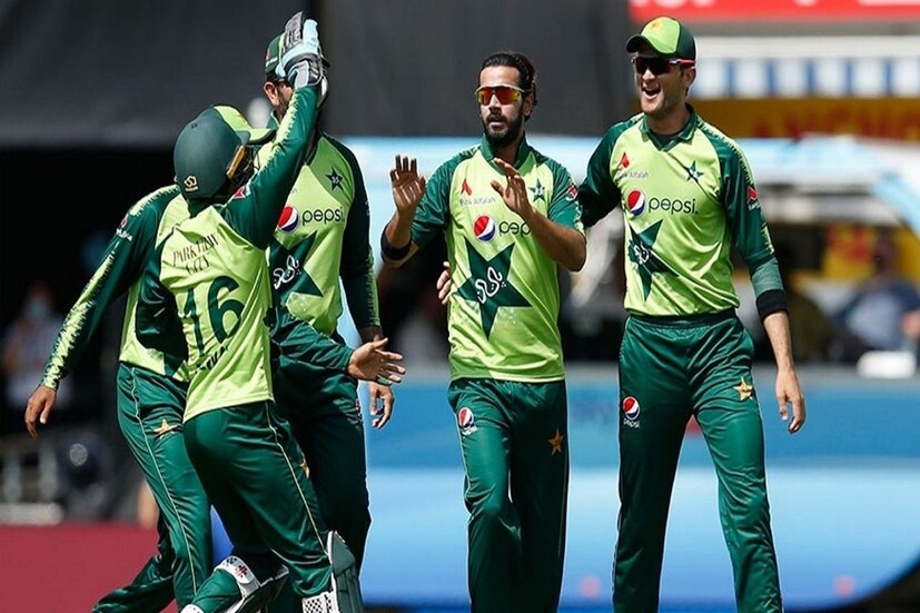 ২০২১ সালের টি ২০ বিশ্বকাপের আয়োজক দেশ (T20 World Cup 2021 host Nation Is India) ৷ তাই সমস্ত দেশের জার্সিতে ভারতের নাম লেখা থাকাটা অবশ্যম্ভাবী ৷ বৃহস্পতিবার যে সমস্ত দেশের জার্সি প্রকাশ্যে এসেছে সেখানে পাকিস্তানের জার্সি (Pakistan New Jeresy) একদম আলাদা ৷ তাতে লেখা আছে ‘ICC Men’s T20 World Cup India 2021’ লেখা থাকার কথা ছিল ৷ ফাইল ছবি ৷