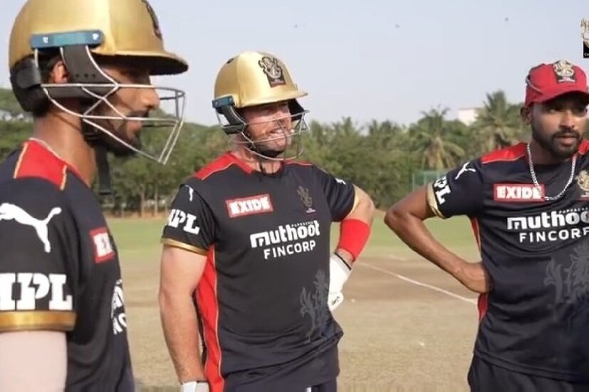 ম্যাক্সওয়েল এদিন সমর্থকদের বোঝান, আরসিবি এবার গোটা মরশুমে ভাল খেলেছে। একটি ম্যাচে ড্যান খারাপ পারফর্ম করেছেন। তবে এটা খেলার অংশ। সমর্থকরা সবটা দিয়ে দলকে সমর্থন করেন। কিন্তু খেলায় হারলে ক্রিকেটারের স্ত্রীকে গালিগালাজ মোটেও বরদাস্ত করা যায় না।