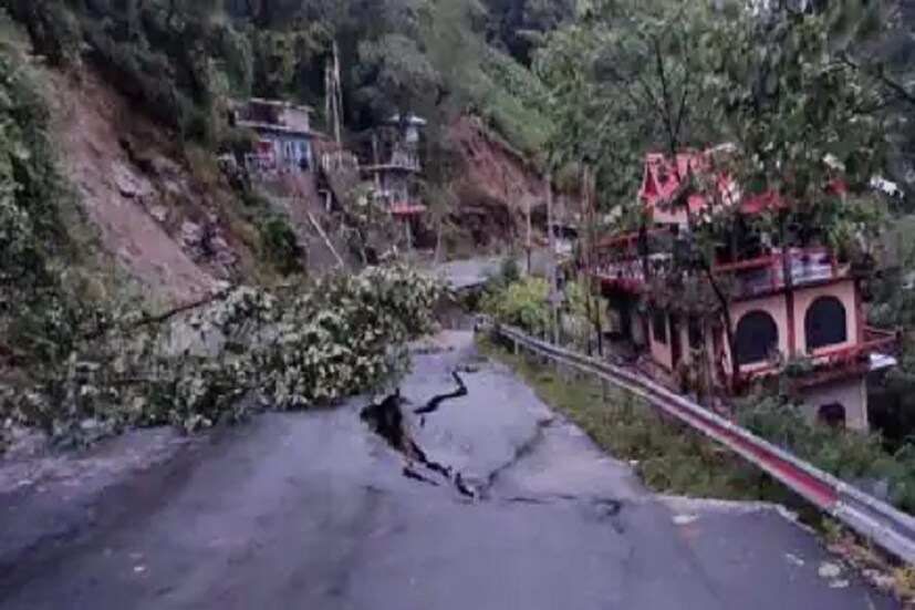 নদীর জলস্তর কমায় তিস্তার দু পার থেকেই উঠে গেল লাল সংকেত। কেবলমাত্র তিস্তার অসংরক্ষিত এলাকা দোমহনী থেকে বাংলাদেশ পর্যন্ত এলাকায় জারি থাকল হলুদ সংকেত। বুধবার সন্ধ্যা ৬.৩০ মিনিট লাল সংকেত তুলে নেয় সেচ দফতর। সন্ধ্যা ছ'টায় তিস্তা ব্যারেজ থেকে জল ছাড়ার পরিমান কমে দাড়ালো ২৬৪০. ৯৬ কিউসেক।