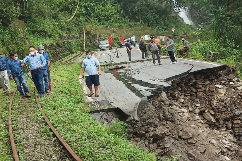 যে সমস্ত রাস্তা ধসের কারণে বন্ধ হয়ে পড়েছিল, তার মধ্যে দার্জিলিং ও সুখিয়াপোখরি সংযোগকারী রাস্তা স্বাভাবিক অবস্থায় ফিরেছে। যান চলাচল স্বাভাবিক হয়েছে। গতকাল থেকে ধসের জেরে বন্ধ ছিল এই রাস্তা।