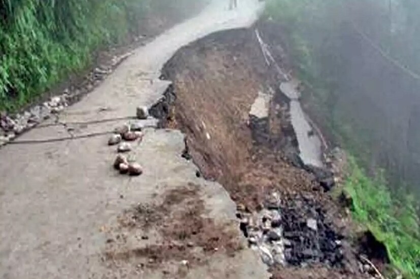 পুলবাজার ও দার্জিলিংয়ের সংযোগকারী গোকে রোডও স্বাভাবিক অবস্থায় ফিরেছে। বিজনবাড়ি ও ঘুমের মধ্যে সংযোগকারী রাস্তাতেও ধস সরানো সম্ভব হয়েছে বলে জানিয়েছে পূর্ত দফতর। যান চলাচলও স্বাভাবিক হয়েছে ওই রাস্তায়।