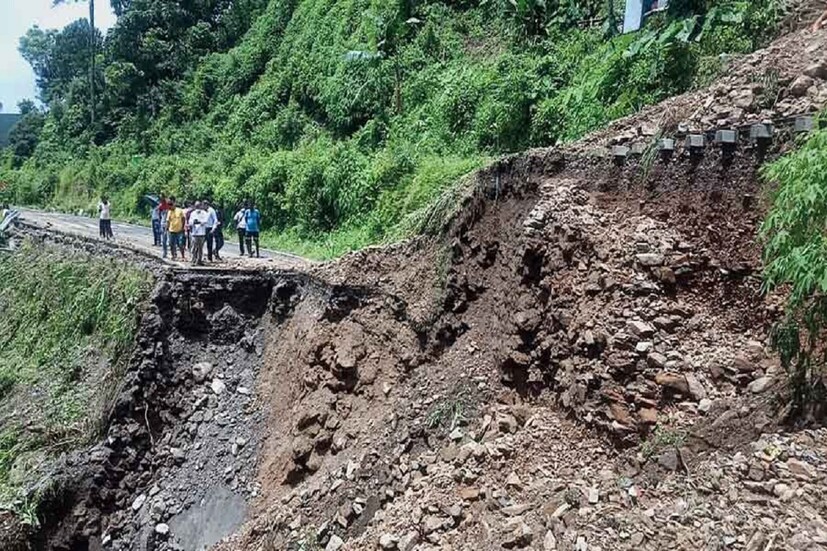 এদিকে, দার্জিলিং ও সিংলাবাজার রাস্তাও যান চলাচলের স্বাভাবিক হয়েছে। এটি দার্জিলিংয়ের সঙ্গে সিকিমের সংযোগের অন্যতম রাস্তা। অবশেষে আংশিক স্বাভাবিক বাংলা-সিকিম লাইফ লাইন চালু হয়েছে! কিছুটা স্বস্তি দিয়ে কালিঝোরা ও রম্ভির মাঝে ধস সরানোর কাজে গতি এসেছে! একমুখী যান চলাচল শুরু হয়েছে! যে কারণে জাতীয় সড়কে ব্যপক যানজটের সৃষ্টি হয়েছে! বৃহস্পতিবার সকাল থেকে ফের ধস সরানোর কাজ শুরু করবে পূর্ত দফতর।
