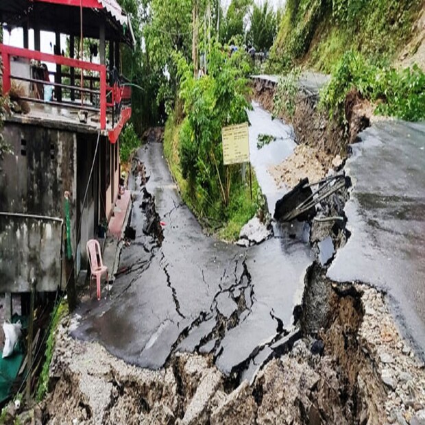 কলকাতার অন্যতম নামী পর্যটন সংস্থা কুন্ডু ট্রাভেলস। আগামী ২৪ তারিখ তাদের ট্যুর করানোর কথা ছিল ডুয়ার্সে। কিন্তু বর্তমান পরিস্থিতিতে তারাও ঠিক করেছে ট্যুর স্থগিত করে দেবে। এছাড়া একাধিক সংস্থা সিদ্ধান্ত নিয়েছে তারা ট্যুর আপাতত করাবে না।