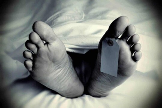 গঙ্গা যমুনা বিল্ডিং নামের একটি আবাসনে এই ঘটনা ঘটে মঙ্গলবার। পুলিশ এও জানিয়েছে বৃদ্ধার নাকের কাছে রক্ত দেখা গিয়েছে। রক্তের দাগ ছিল বিছানার চাদরেও।