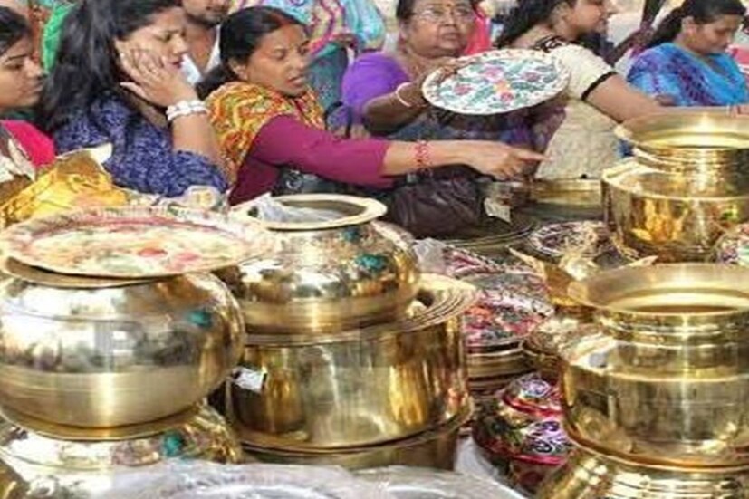 প্রতি বছর কার্তিক মাসের কৃষ্ণপক্ষের ত্রয়োদশী তিথিতে পালিত হয়ে থাকে ধনতেরাস (dhanteras। এই বছর এই দিনটি পড়েছে ২ রা নভেম্বর ২০২১। ধনতেরাস থেকেই শুরু হয় পাঁচ দিনের দীপাবলি উৎসব। কথিত আছে, ধনতেরাসের দিনে নতুন জিনিস কিনলে সম্পদ ও সমৃদ্ধি বৃদ্ধি পায় বলে মনে করা হয়।
