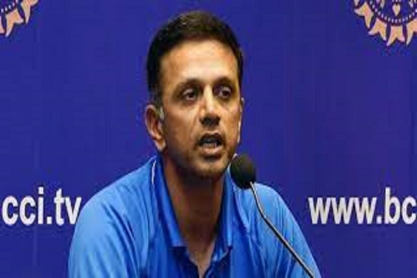 বেশ কিছুদিন ধরেই একটা জল্পনা চলছিল যে কে হবে ভারতীয় ক্রিকেট দলের পরবর্তী কোচ (Who will be the next Head Coach of Indian Senior Cricket Team)? নানান নাম শুনতে পাওয়া গেলেও বিসিসিআইয়ের (BCCI) পক্ষ থেকে সিলমোহর দেওয়া হয়েছে কিংবদন্তি ক্রিকেটার রাহুল দ্রাবিড়ের নামে ৷ ফাইল ছবি ৷