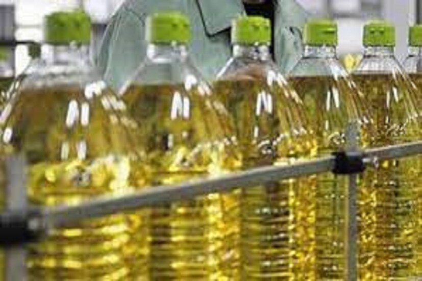 বাদাম রিফাইন তেলের দাম (The price of ground nut refine oil) ১০ টাকা বেড়ে হয়েছে ২,০৯০ টাকা থেকে ২,২০০ টাকায় বাজার বন্ধ হয়েছে ৷ প্রতীকী ছবি ৷ 