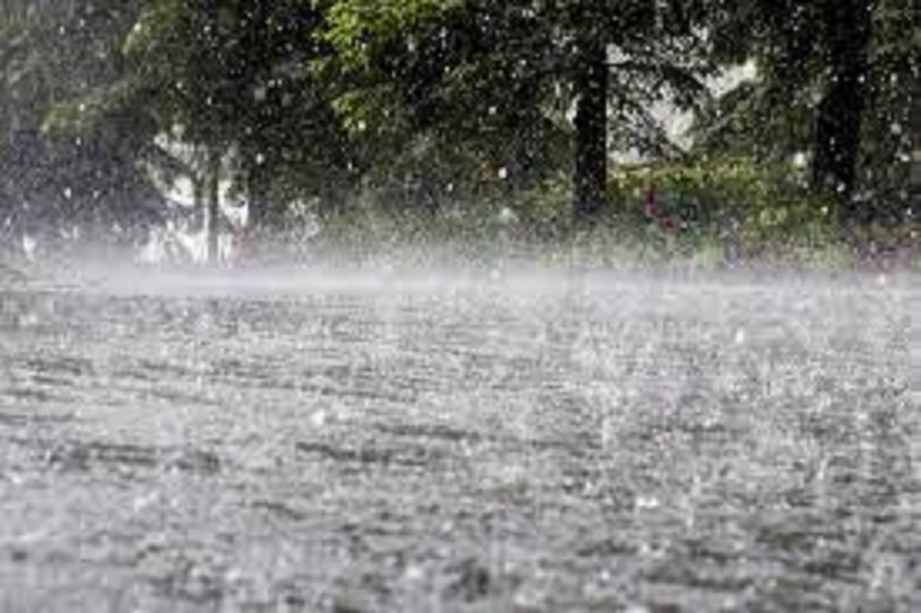 সোমবারও ভারী থেকে অতি ভারী বৃষ্টি অর্থাৎ ২০০ মিলিমিটার পর্যন্ত বৃষ্টিপাতের সর্তকতা রয়েছে কলকাতা হাওড়া হুগলি উত্তর ও দক্ষিণ 24 পরগনা এবং পূর্ব ও পশ্চিম মেদিনীপুর। ভারী বৃষ্টির অর্থাৎ ১০০ মিলি মিটার পর্যন্ত বৃষ্টিপাতের সতর্কতা রয়েছে দক্ষিণবঙ্গের বাকি সব জেলাতেই। উত্তরবঙ্গের দার্জিলিং কালিম্পং এবং আলিপুরদুয়ারে ভারী বৃষ্টির সর্তকতা জানিয়েছে আবহাওয়া দফতর। প্রতীকী ছবি ৷