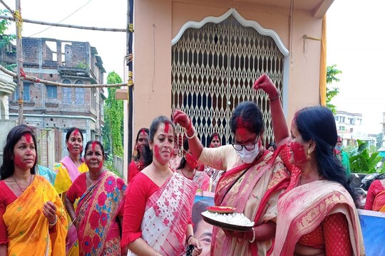 তৃণমূলের দুয়ারে সিঁদুর খেলা বোলপুরে