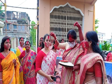 তৃণমূলের দুয়ারে সিঁদুর খেলা বোলপুরে