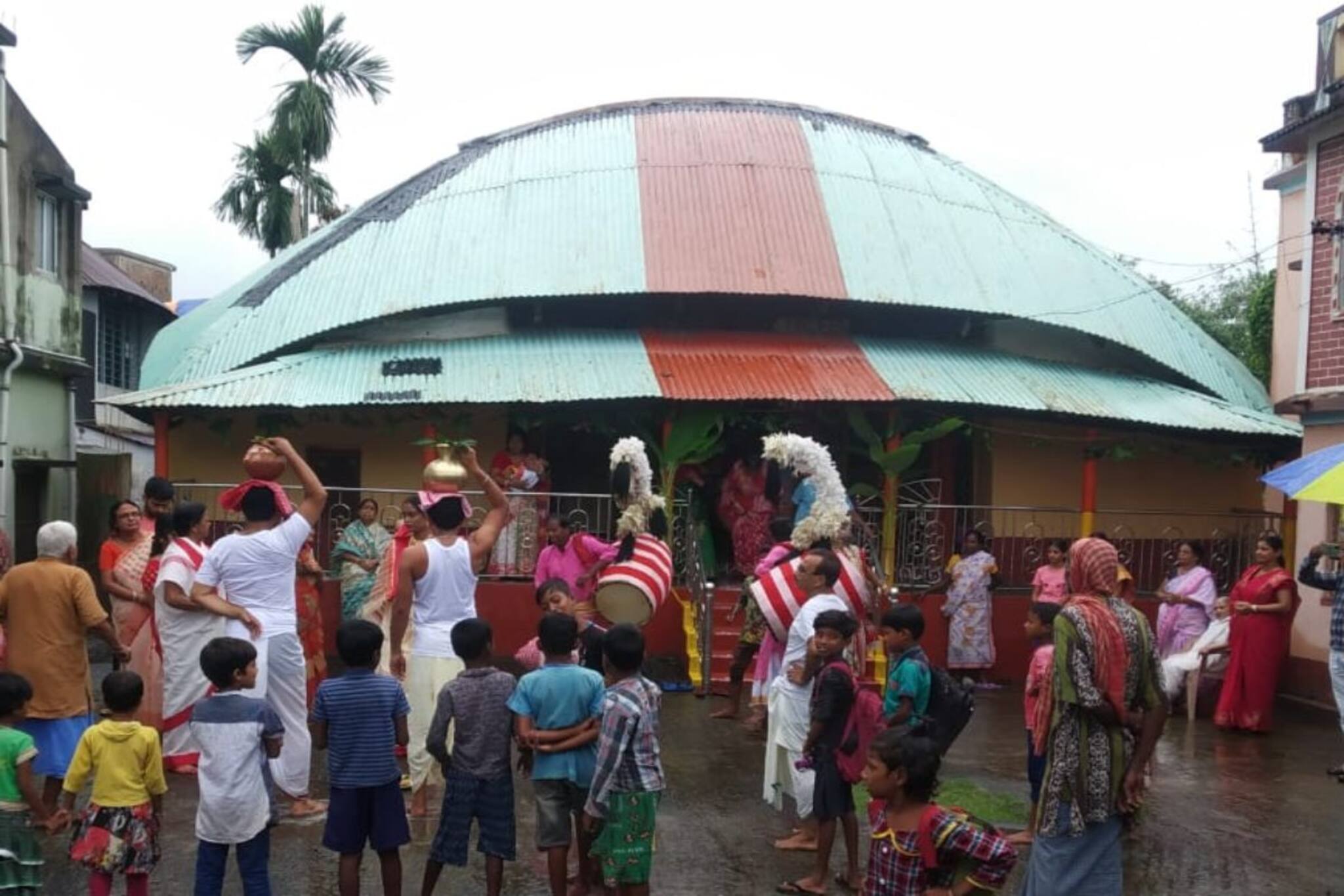 মূর্তি ছাড়াই দুর্গাপুজো! কীর্ণাহারের রায় চৌধুরী বাড়ির ঠাকুরদালানে অন্য 'গল্প'
