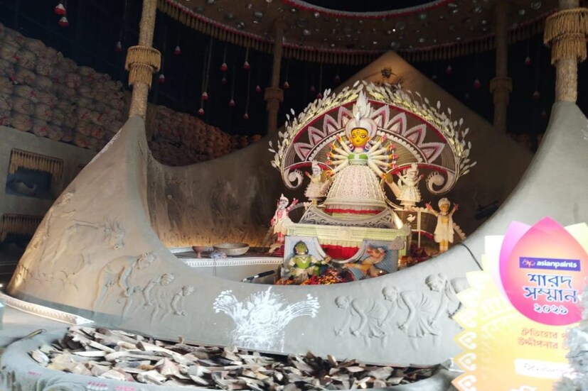 বৃষ্টির(Bangla News| Durga Puja 2021) দমক সেভাবে শুরু হয়নি। তবে আবহাওয়া দফতরের সতর্কবাণী আশংকার কালো মেঘের কথা বলেছ। তাই নবমী নিশির অপেক্ষা না করেই সকাল থেকে মণ্ডপে মণ্ডপে চোখে পড়ার মতো ভিড়।