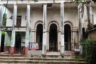 দুর্গাপুজোয় নন্দীবাড়ি