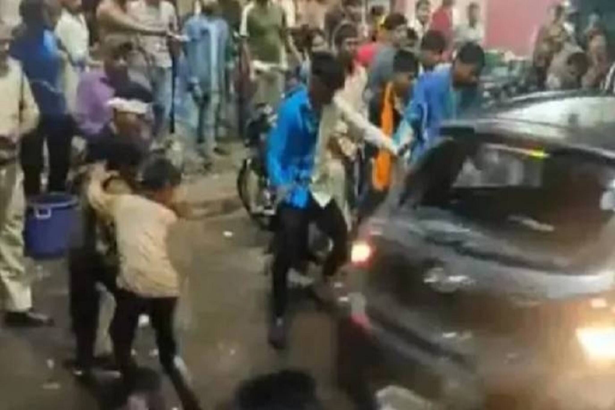 এবার মধ্যপ্রদেশ, বিসর্জন-শোভাযাত্রার মধ্যেই ঢুকে পড়ল গাড়ি! ভাইরাল ভয়ঙ্কর ভিডিও