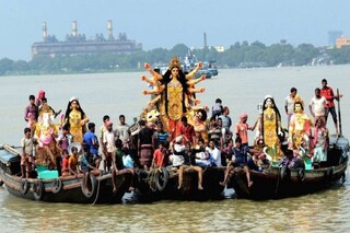 এছাড়া বাজা কদমতলা ঘাটে গঙ্গার জলে ভাসমান বার্জের উপর একটি ক্রেন থাকবে এবং পাড়েও একটি ক্রেন থাকবে। নিমতলা এবং জাজেস ঘাটে পাড়ের উপরে একটি করে ক্রেন থাকবে। জলে প্রতিমা পড়লেই সেই ক্রেন দিয়ে কাঠামো টেনে তোলা হবে।