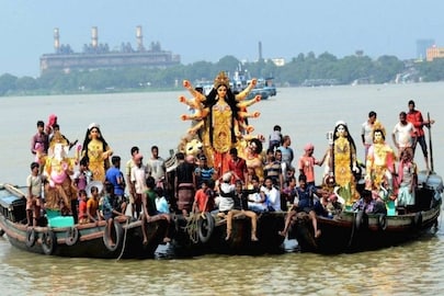 এছাড়া বাজা কদমতলা ঘাটে গঙ্গার জলে ভাসমান বার্জের উপর একটি ক্রেন থাকবে এবং পাড়েও একটি ক্রেন থাকবে। নিমতলা এবং জাজেস ঘাটে পাড়ের উপরে একটি করে ক্রেন থাকবে। জলে প্রতিমা পড়লেই সেই ক্রেন দিয়ে কাঠামো টেনে তোলা হবে।