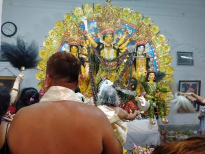 দুই পরিবারের দুটি ভিন্ন ভিন্ন বাড়ি। দুটিতেই দুর্গাপুজো হয়। বড় তরফ মূলত শোভাবাজার রাজবাড়ির প্রতিষ্ঠাতা রাজা নবকৃষ্ণ দেবের দত্তক পুত্র গোপীমোহন দেবের বংশধরেরা। (ছবি: অরুণিমা দে।)