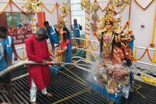 দূষণে 'না'! পরিবেশ রক্ষায় প্রতিমা বিসর্জনে অভিনব পথ দেখাচ্ছে কলকাতা পুরসভা...