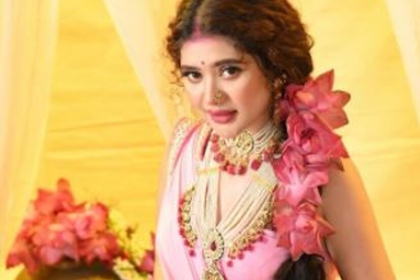 এনা সাহার আজকের লুক চোখে পড়ার মতো। গোলাপি পোশাক, গয়না ও পদ্মে সেজে উঠেছেন তিনি।