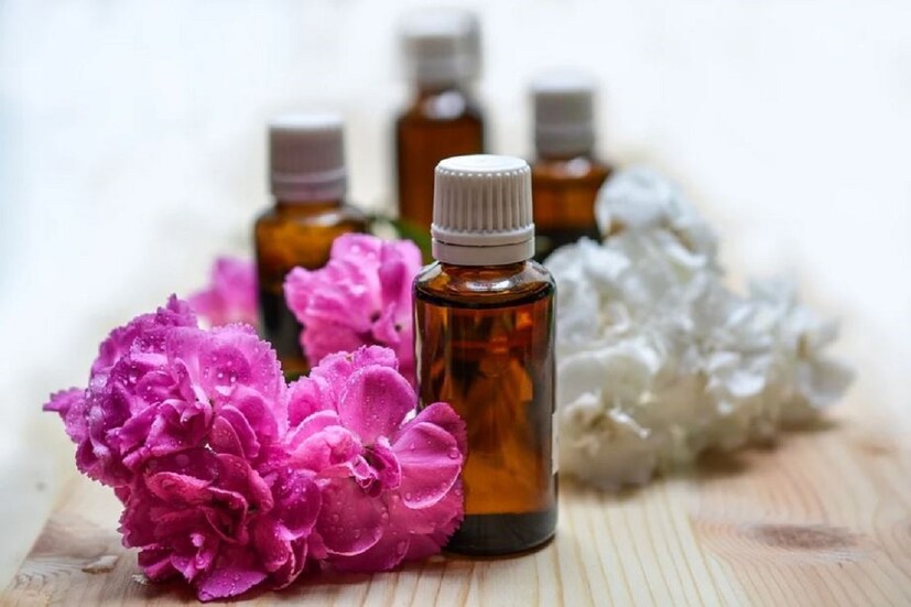#কলকাতা: অ্যারোমাথেরাপির (Aromatherapy) নাম আমরা কম-বেশি সকলেই জানি৷ আজকাল বেশ জনপ্রিয় হয়েছে অ্যারোমাথেরাপি৷ আসলে ইঁদুর দৌড়ের মতো ব্যস্ত জীবনে মানুষ ক্লান্ত হয়ে পড়ে৷ আর সেই ক্লান্তি দূর করে শরীরকে আবার ঝরঝরে করে নিতে তাই অনেকেই অ্যারোমাথেরাপির উপরেই ভরসা রাখছেন৷ এই থেরাপি আমাদের দেহের অঙ্গপ্রত্যঙ্গগুলিকে আরাম দেয়৷ আর অ্যারোমাথেরাপির অত্যন্ত গুরুত্বপূর্ণ উপাদানই হল- এসেন্সিয়াল অয়েল (Essential Oil)৷ যে হেতু, এসেন্সিয়াল অয়েল প্রাকৃতিক এবং অর্গ্যানিক, ফলে এটা আমাদের শরীরের কোনও প্রকার ক্ষতি তো করেই না, বরং উপকারই করে থাকে৷